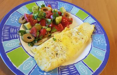 Vaječná omeleta, salát s rajčaty, avokádem a olivami