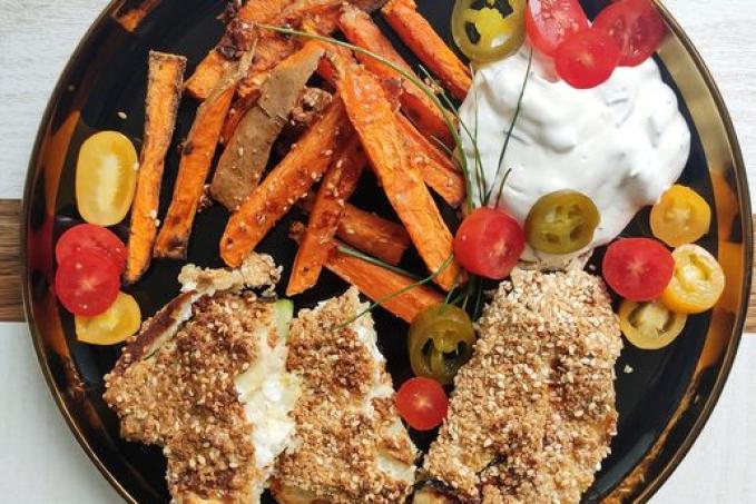 Plněné cuketové kapsy, batátové hranolky a pažitkovo-jalapenový dip