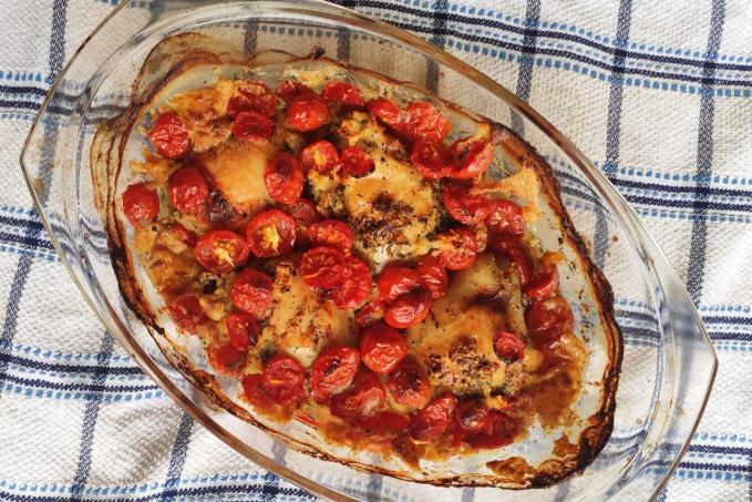 Pečená kuřecí stehna na mléce s rajčaty