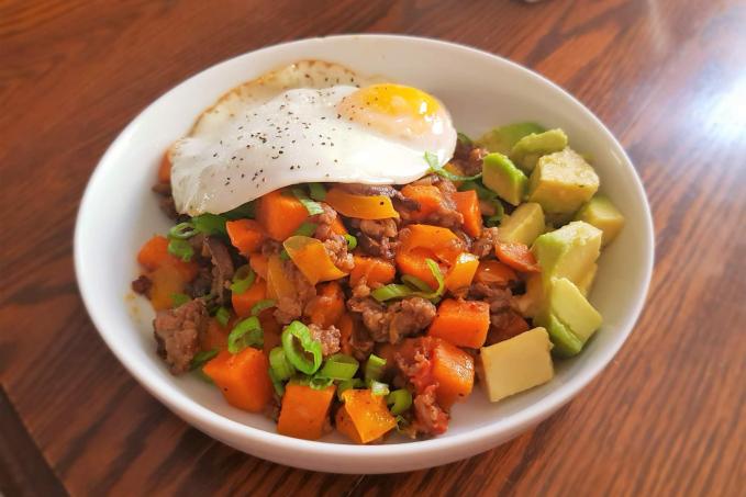 Sweet potato hash - snídaňová směs s mletým masem, batáty a vejcem