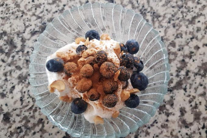 Šlehačka s ovocem a ořechy