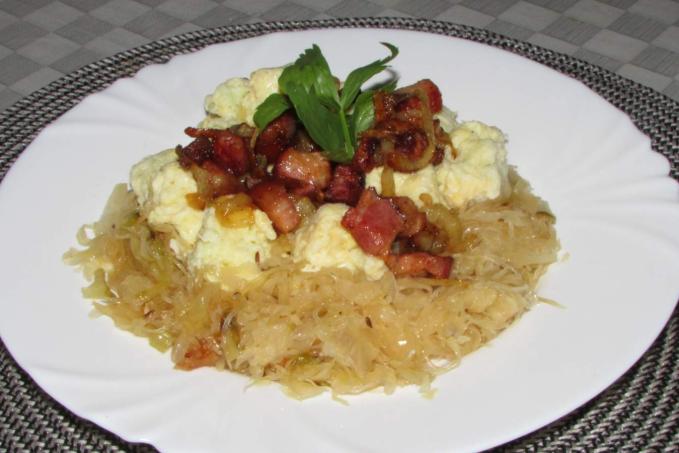 KNEDLÍK CHLUPATÝ LC se zelím a uzeným masem