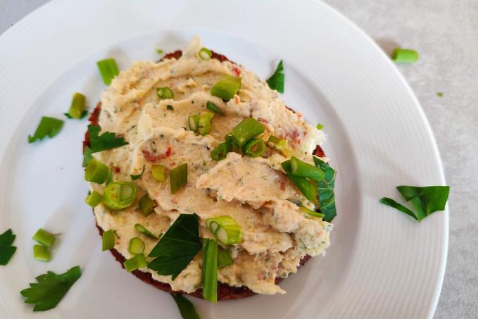 Tvarůžková pomazánka se sušenými rajčaty