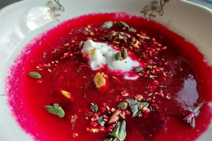 Polévka z červené řepy s jogurtem a granolou