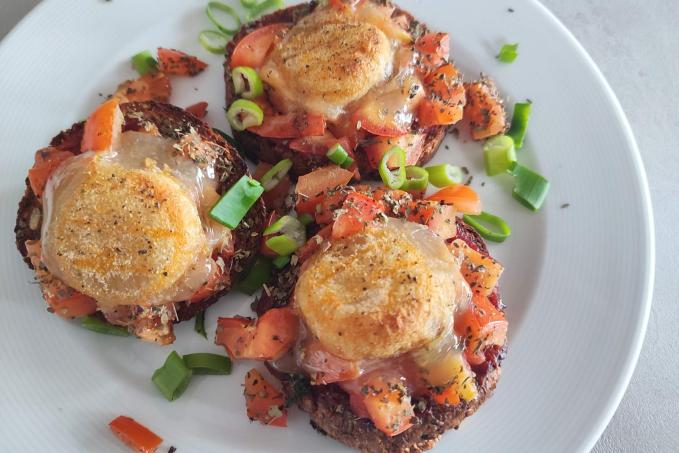 Obložený chléb s tvarůžkem a rajčaty