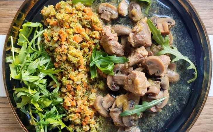 Maso na houbách s brokolicovo-mrkvovou "rýží"