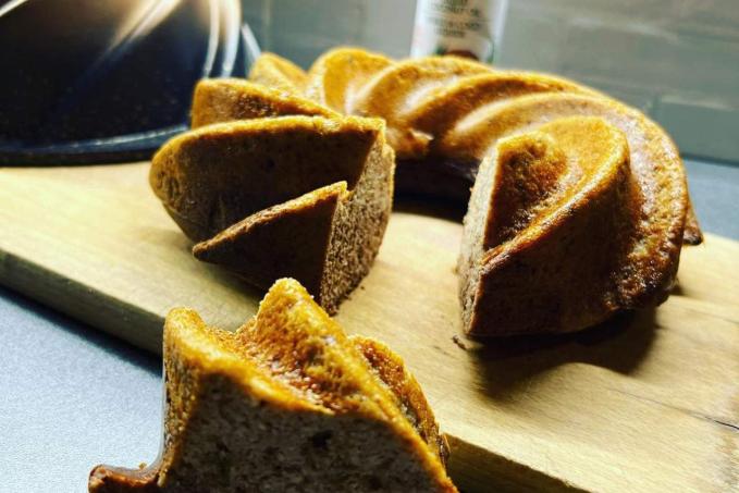 Oříšková  bábovka s lískovými oříšky