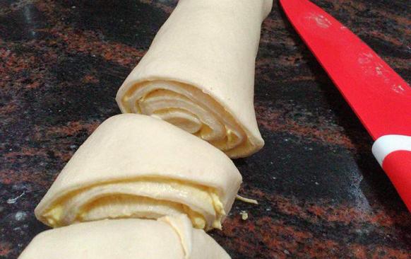 Pripravime si plnku: celý zmäknuty palmarín vymiešame se soli, cesnakom a žĺtkami, poriadne vymiešame.Z vykysnuteho cesta si urobíme 3 bochníky každy si rozvaľkáme a natrieme plnku, ztočíme do valčeka a odkrajujeme trojuholníky, davame na plech,ktory sme vystlali papierom na pečenie. Potrieme rozšľahaným vajíčkom a posypeme sezamom.