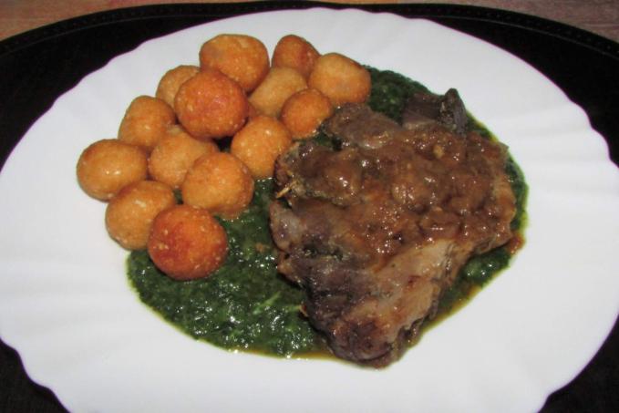 Masový hřebínek s kroketami a špenátem