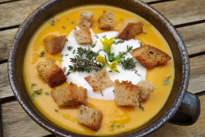 Lehce pikantní dýňová polévka s krutonky
