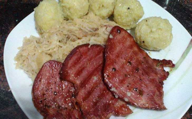 Výborné chlupaté knedlíky (klouzaky) s kyslou kapustou a grilovaným údeným mäsom