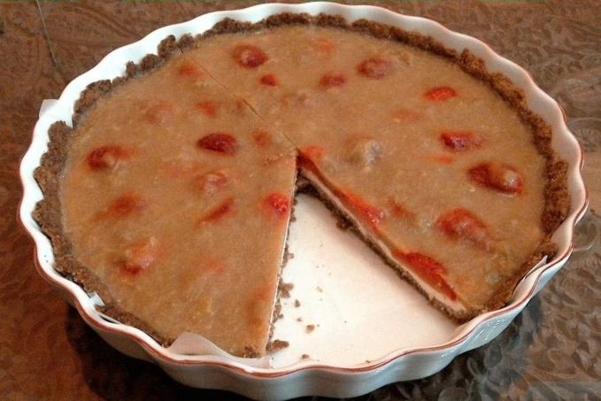 KOLÁČ S TVAROHEM, JAHODAMI A REBARBOROVÝM PŘÍKLOPEM