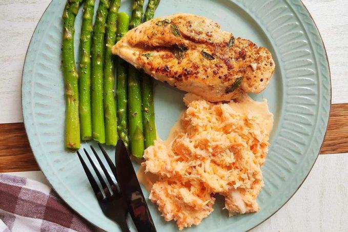 Kuřecí prso s chřestem a mrkvovo-zelný salátek