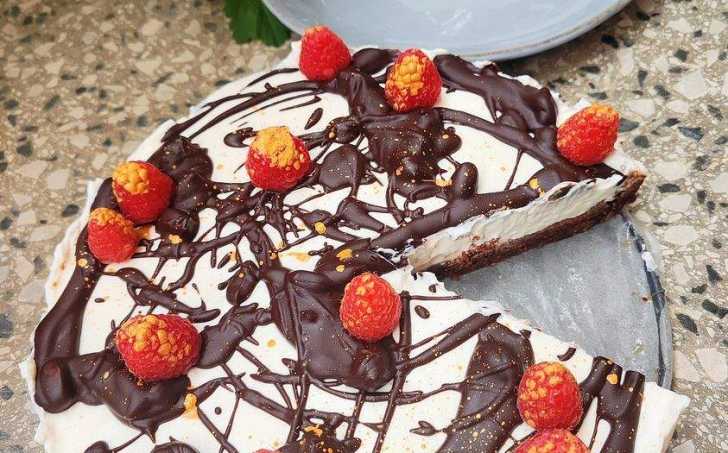 Smetanový koláč s malinami a čokoládou