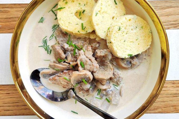 Vepřová panenka na smetaně a žampionech s knedlíkem ze smetanového sýra