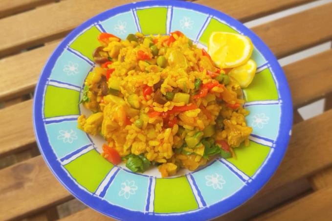 Zeleninová paella s kuřecím masem