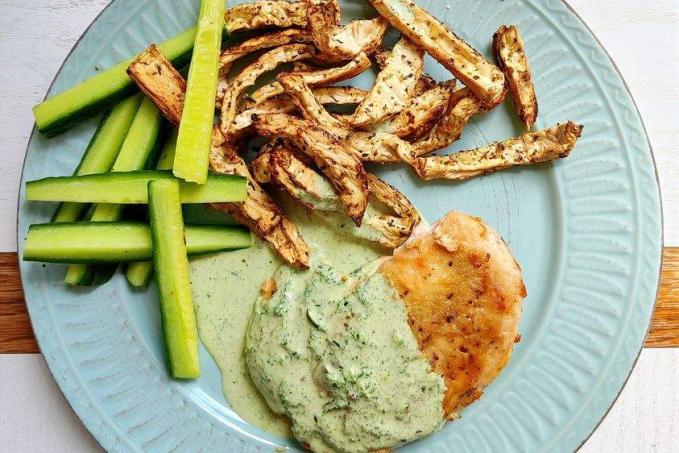 Kuřecí prsa s bylinkovou omáčkou, celerové a okurkové hranolky