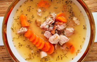 Česneková polévka s uzeným masem a mrkví