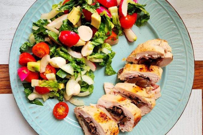 Kuřecí roláda se salátem