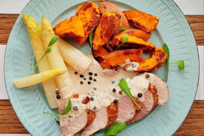 Vepřová panenka se smetanovo-pepřovou omáčkou, opečený batát a chřest