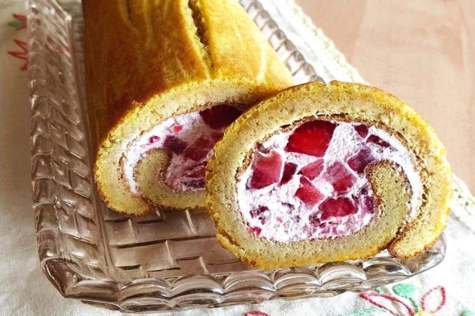 Kešu roláda se šlehačkou a jahodami - LC