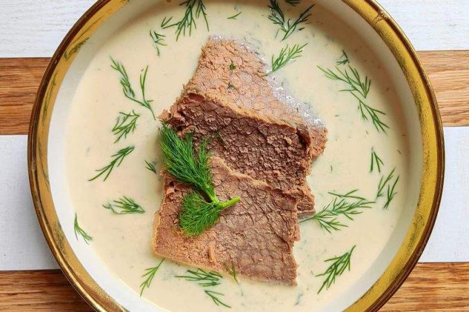 Koprová omáčka s hovězím masem