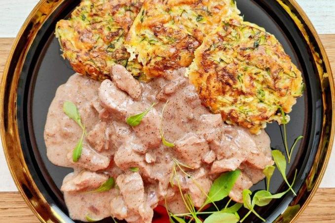 Kuřecí maso v kokosovém mléce s kořením Tikka Masala a cuketové placky