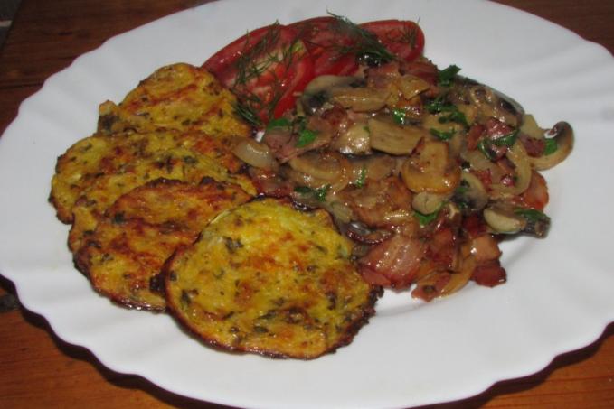 ŽAMPIONY NA SLANINĚ A CUKETOVÉ PLACIČKY