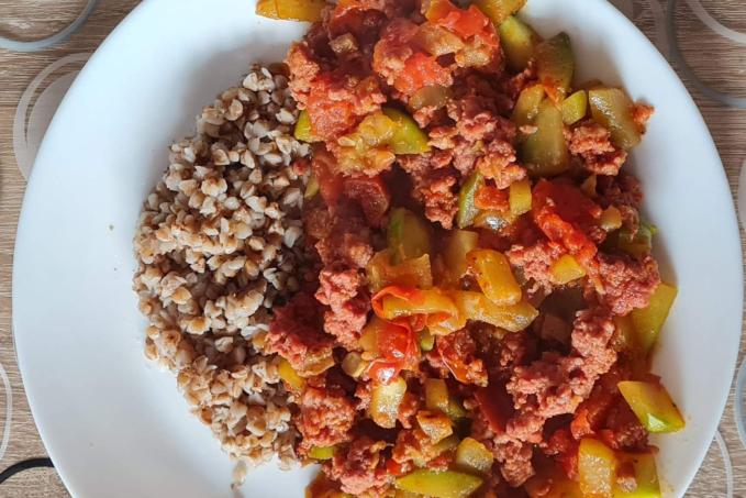 Mleté hovězí s cuketou a pohankou