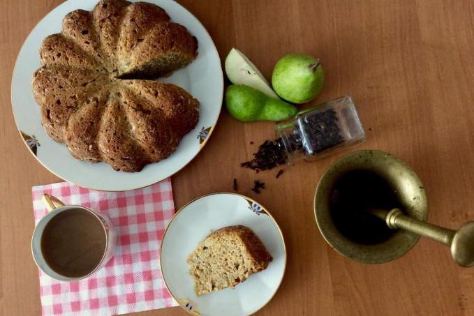 Špaldová bábovka s hruškami a hřebíčkem