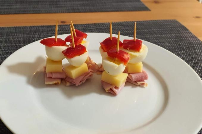 Svačinové špízy se šunkou, sýrem a křepelčím vajìčkem