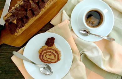 Kakaová roláda s kávovým šlehačkovým krémem
