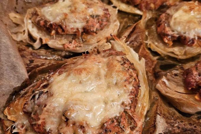 Zapečené "steaky" z kapusty s mletým mäsom a lahodnou omáčkou
