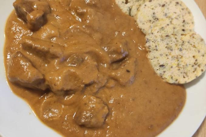 Vepřová kýta na zelenině se smetanou a LC knedlíky