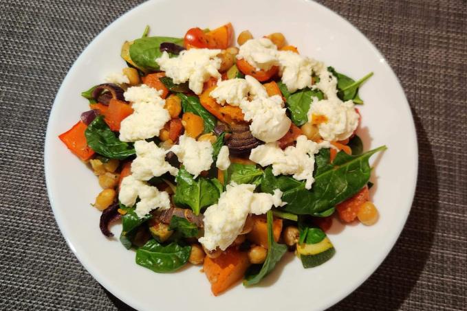 Salát z pečené zeleniny s mozzarellou