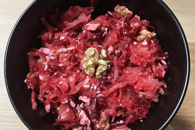 Salát zelný s červenou řepou