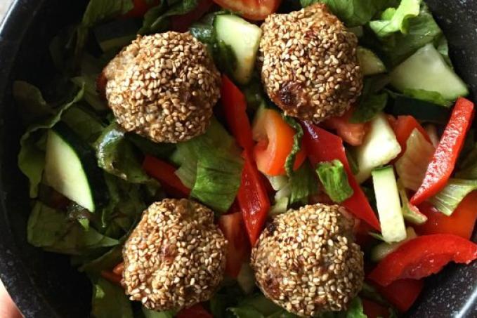 Vepřové Kuličky s Italskými Bylinkami v Sezamové Krustě