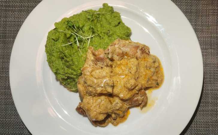 Kuřecí maso se smetanovou omáčkou a brokolicovo-mrkvovou kaší