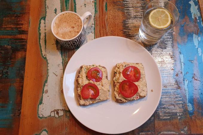 Avokádová pomazánka s domácím kváskovým chlebem