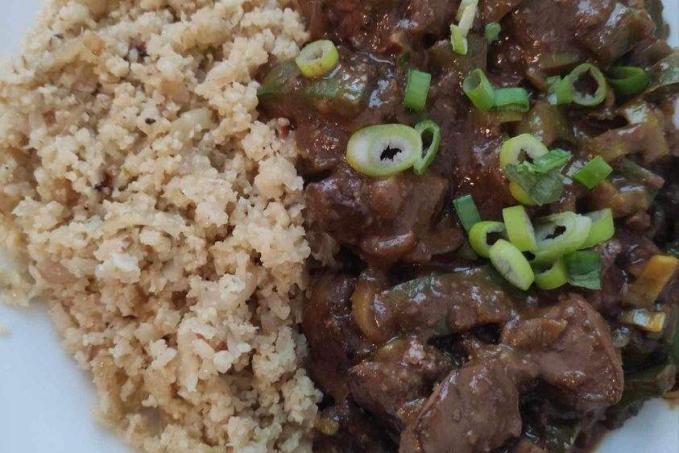 Kuřecí játra s květákovou rýží