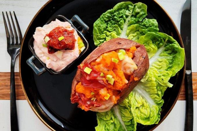 Pečený plněný batát a tvaroh se sušenými rajčaty