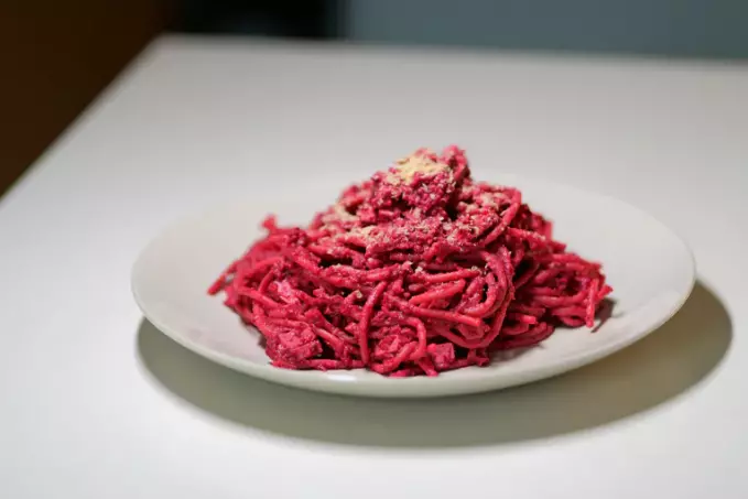 Špagety s omáčkou z červené řepy