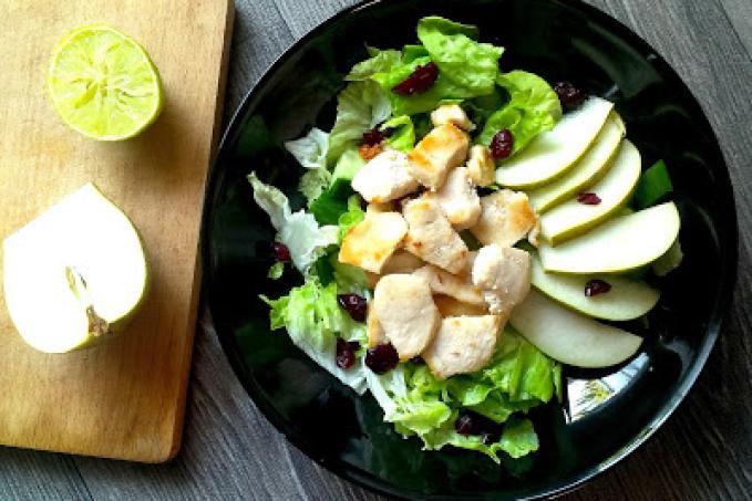 Svěží sladko-kyselý salát s opeřencem, hruškou a brusinkami