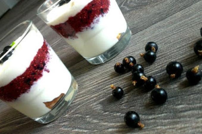 Osvěžující tvarohový dezert s chia marmeládou