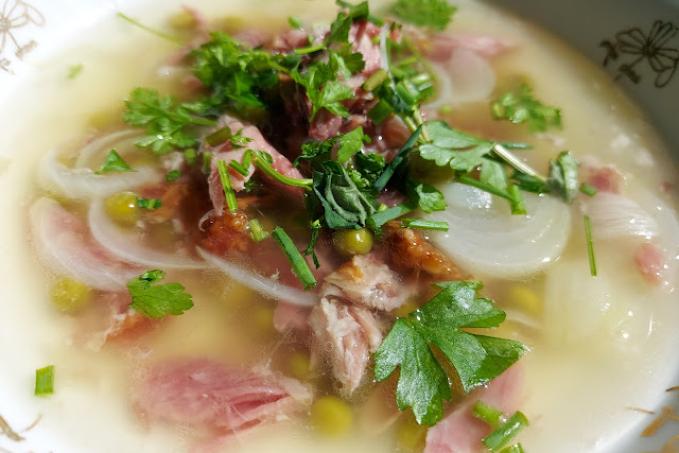 Uzená polévka s hráškem a cibulí