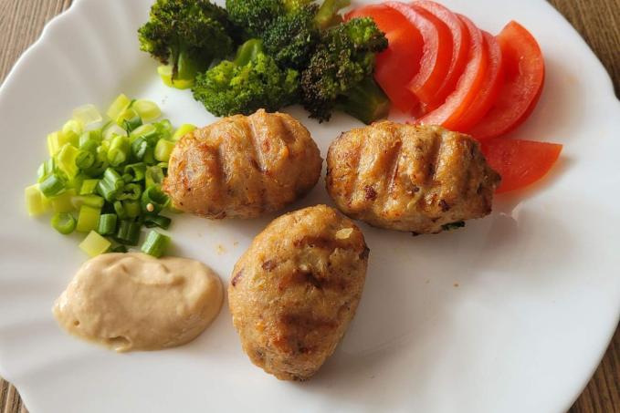 KUŘECÍ ČEVABČIČI S BROKOLICÍ