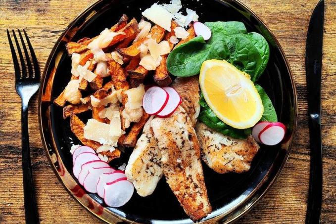 Tilápie nilská a zapečené batátové hranolky s parmazánem