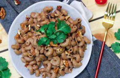 Krémové těstoviny s houbami a ořechy