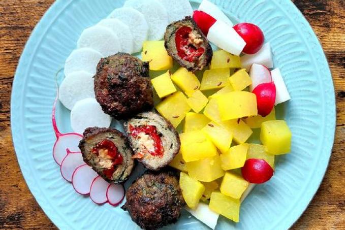 Masové koule plněné papričkou se sýrem a kedlubnové "brambory"