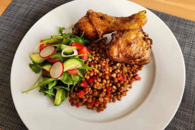 Kuřecí stehno s čočkou a zeleninovým salátem